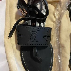 Louis Vuitton Horizon Flat sandals, size 39